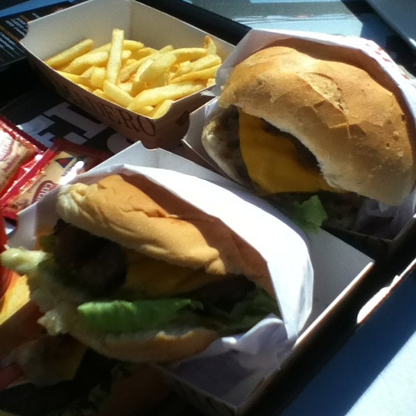 3/2/2013 tarihinde Gabriela D.ziyaretçi tarafından Madero Burger'de çekilen fotoğraf