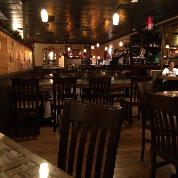 Foto diambil di Daniel&#39;s Restaurant &amp; Catering oleh Anne C. pada 12/2/2015