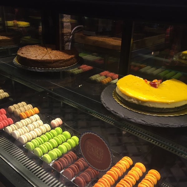 รูปภาพถ่ายที่ English Cake Factory โดย Tevfik เมื่อ 5/27/2015