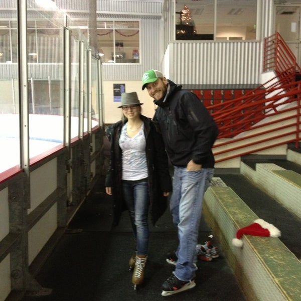 Foto diambil di Lynnwood Ice Center oleh Pat pada 12/20/2012