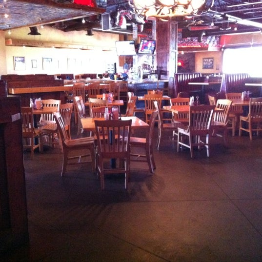 Foto diambil di Cadillac Ranch Southwestern Bar &amp; Grill oleh Shannie C. pada 10/31/2012