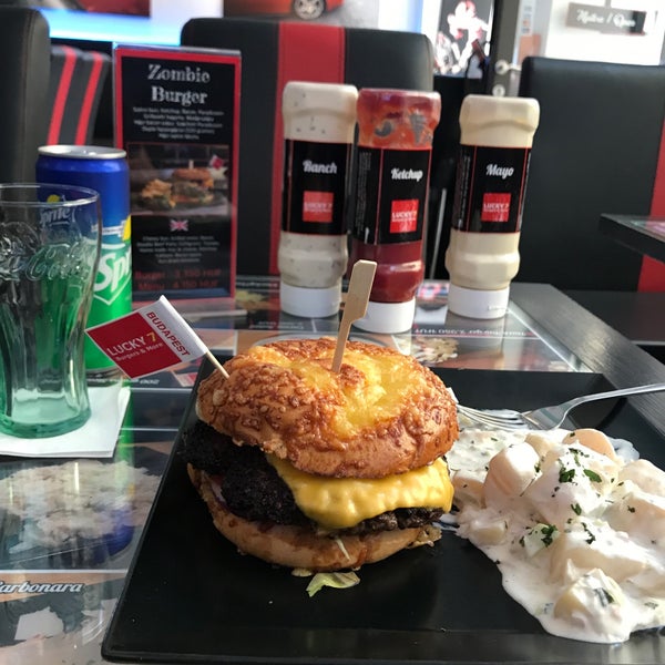 Foto diambil di Lucky 7 Burgers &amp; More oleh Abdullah pada 7/18/2019