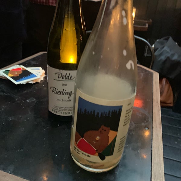 Foto tomada en June Wine Bar  por Annie W. el 5/15/2019