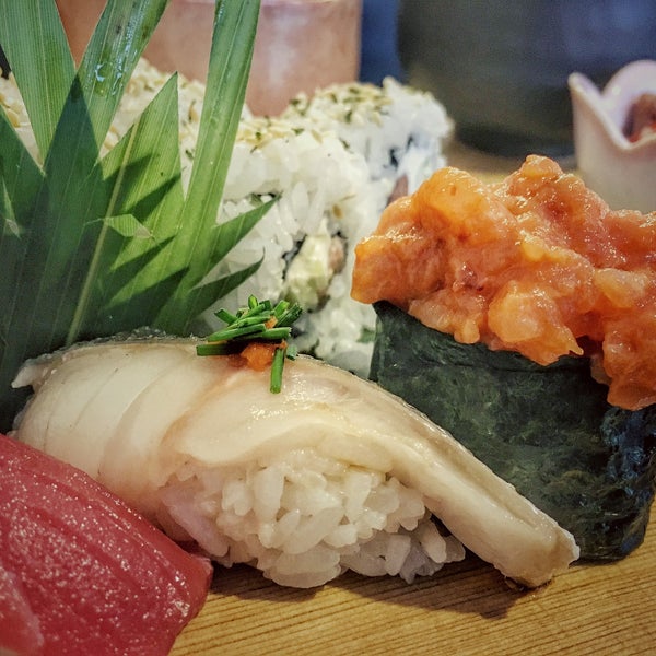 รูปภาพถ่ายที่ Tokyo Japanese Restaurant โดย Razvan A. เมื่อ 12/19/2015