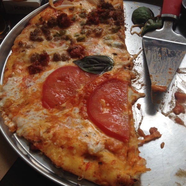 7/24/2014 tarihinde Ricardo A.ziyaretçi tarafından Tomatti House Pizzateria'de çekilen fotoğraf