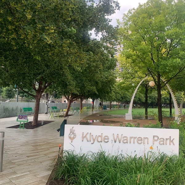 รูปภาพถ่ายที่ Klyde Warren Park โดย Kathia A. เมื่อ 6/21/2023