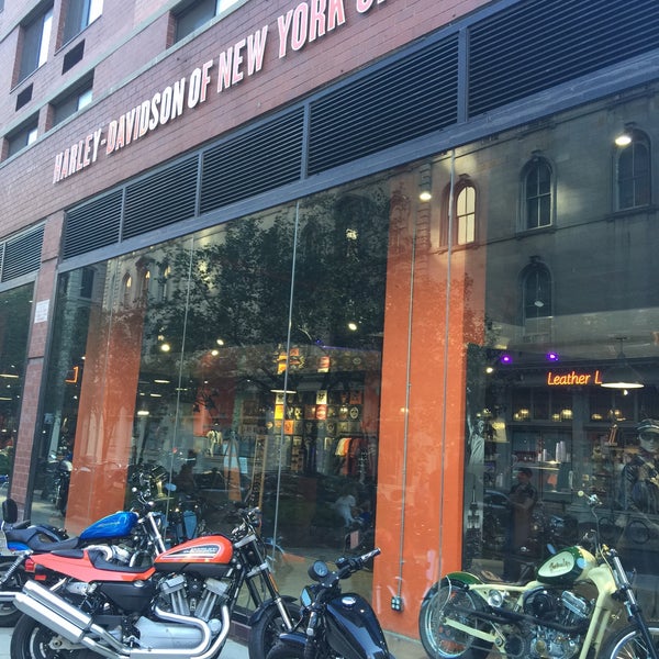 8/13/2015 tarihinde Luiz M.ziyaretçi tarafından Harley-Davidson of New York City'de çekilen fotoğraf