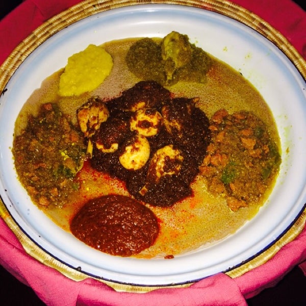 Das Foto wurde bei Meskerem Ethiopian Restaurant von Prantik S. am 10/14/2014 aufgenommen