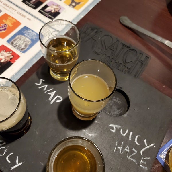 รูปภาพถ่ายที่ Wasatch Brew Pub โดย Dan B. เมื่อ 10/18/2019