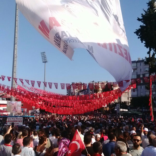 รูปภาพถ่ายที่ Mersin Tevfik Sırrı Gür Stadı โดย Sevcan B. เมื่อ 6/20/2018