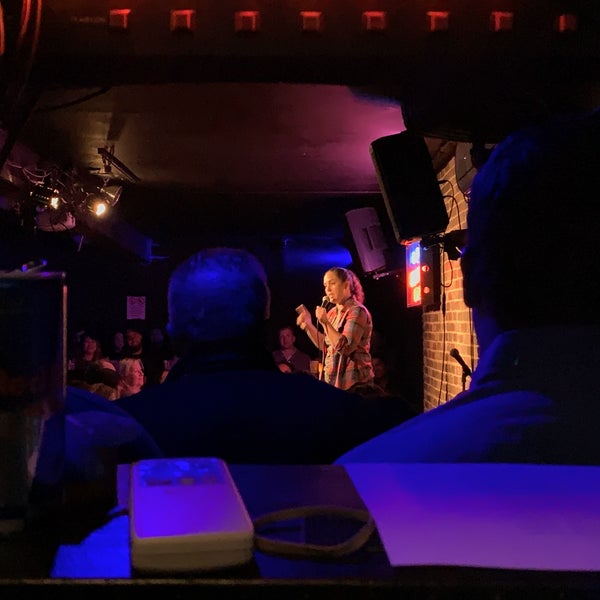 รูปภาพถ่ายที่ New York Comedy Club โดย Renée V. เมื่อ 12/8/2019