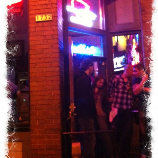 Foto scattata a Eastsider Bar da brandon il 10/6/2012