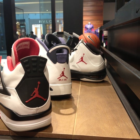 Foto tomada en Nike Store  por Nadia D. el 10/20/2012