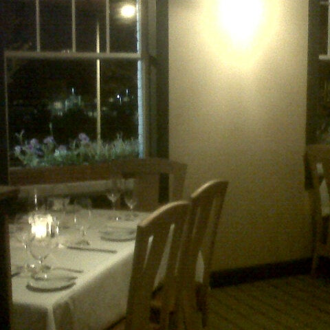 9/22/2012 tarihinde Mikey T.ziyaretçi tarafından New Heights Restaurant'de çekilen fotoğraf