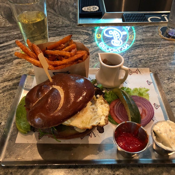 Das Foto wurde bei Burger Bar von Zack H. am 3/22/2018 aufgenommen