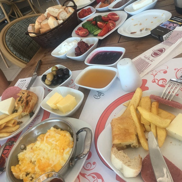 Photo taken at Şen Pastaneleri Cafe &amp; Bistro by Merve T. on 8/11/2019