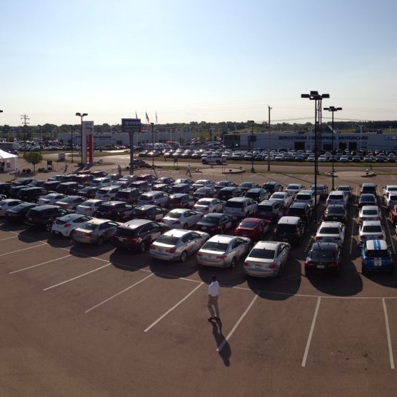Photo taken at Bergstrom Victory Lane Imports (Hyundai, Mazda, Mitsubishi &amp; Nissan) by Craig R. on 8/16/2013