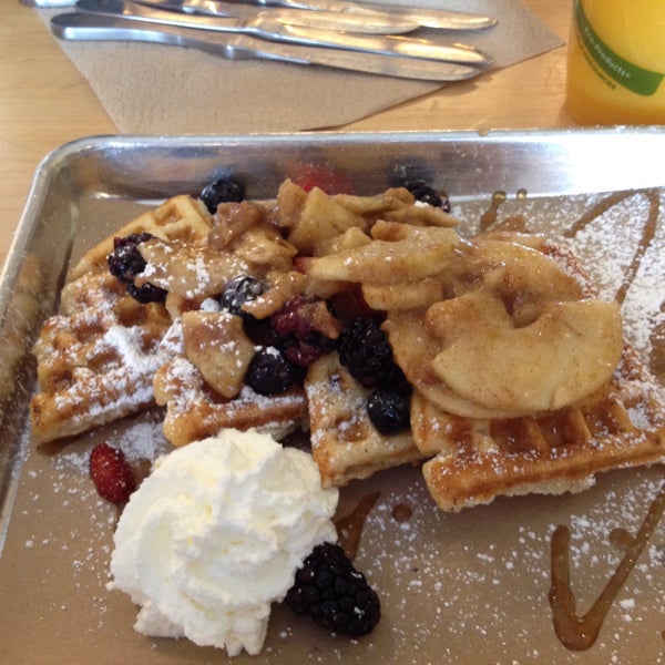 รูปภาพถ่ายที่ Waffle Champion โดย Madster เมื่อ 2/15/2015