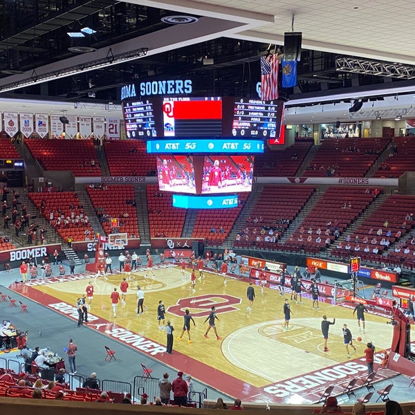 Foto scattata a Lloyd Noble Center da Madster il 12/4/2020