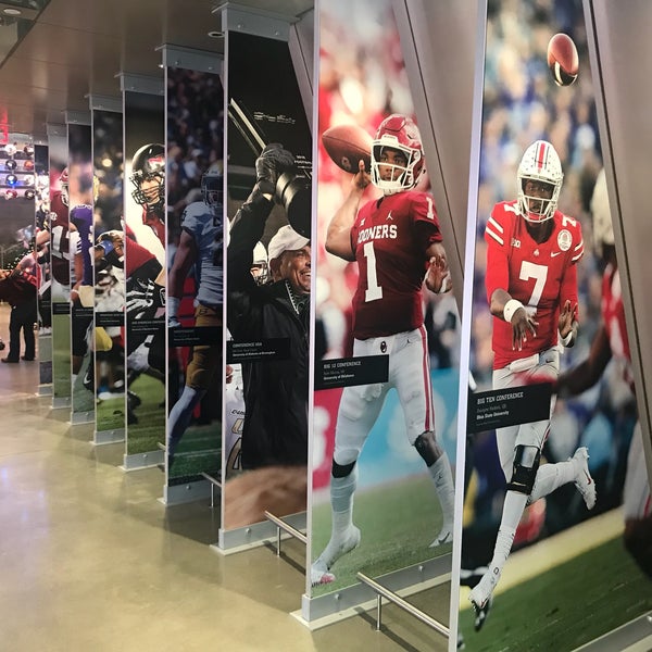 Foto diambil di College Football Hall of Fame oleh Madster pada 12/29/2019