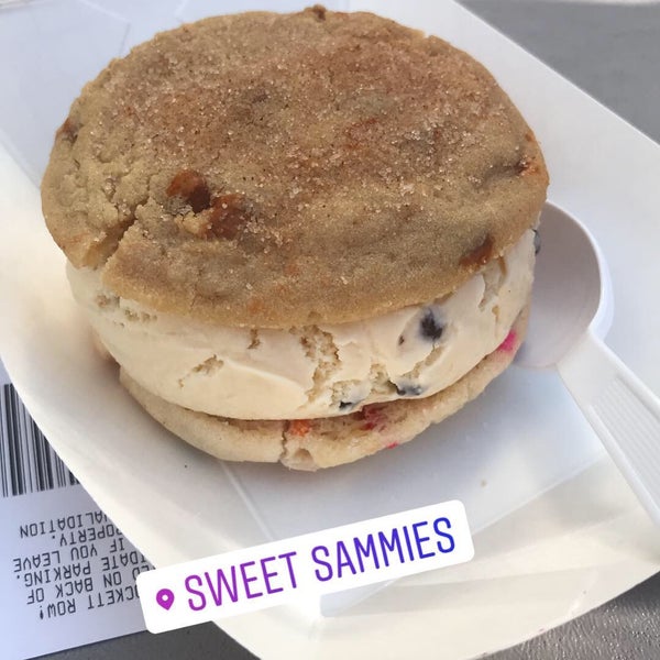 Das Foto wurde bei Sweet Sammies von Madster am 10/20/2018 aufgenommen