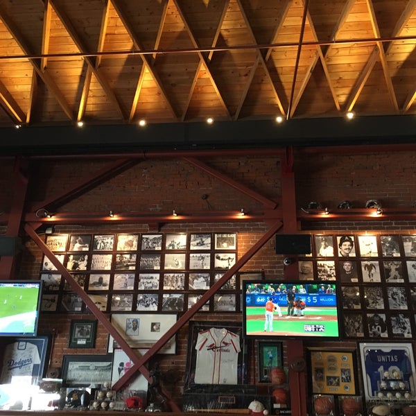 Foto tirada no(a) Legends Sports Bar &amp; Restaurant por Metrobear em 4/15/2017