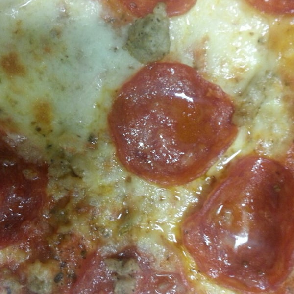 6/16/2013 tarihinde Chris T.ziyaretçi tarafından Big Slice Pizza'de çekilen fotoğraf