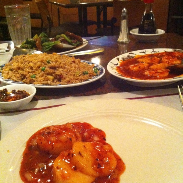 Das Foto wurde bei Yum Yum Tree Asian Fusion Restaurant &amp; Bar von Janid O. am 5/13/2013 aufgenommen