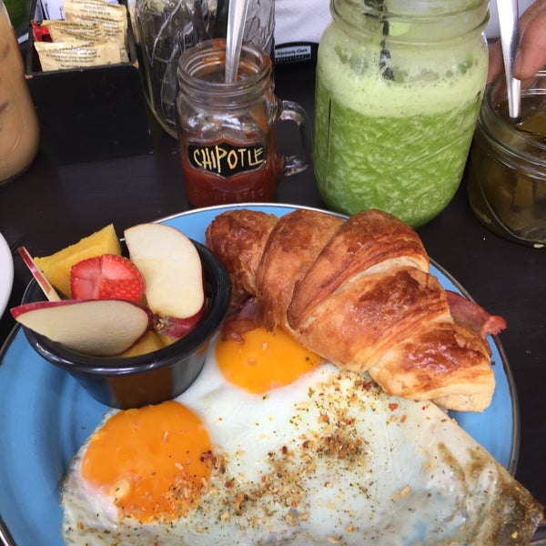 Huevos estrellados con tocino, fruta y smoothie verde!!! De lo mejor de #Sayulita
