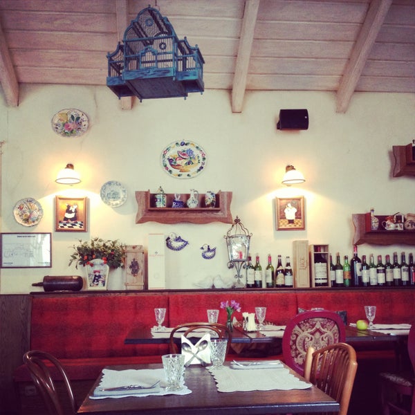 Уютный ресторан,но маленькое меню и тормозные официанты.Зато рядом есть кулинария Grato (кафе) с самыми вкусными в городе эклерами.