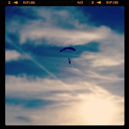 รูปภาพถ่ายที่ Skydive Las Vegas โดย Evie W. เมื่อ 9/26/2012