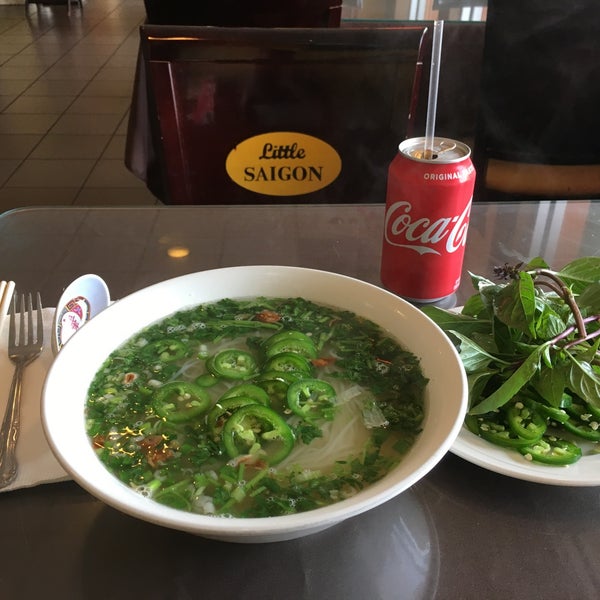 Снимок сделан в Little Saigon Restaurant пользователем Patrick 10/6/2017