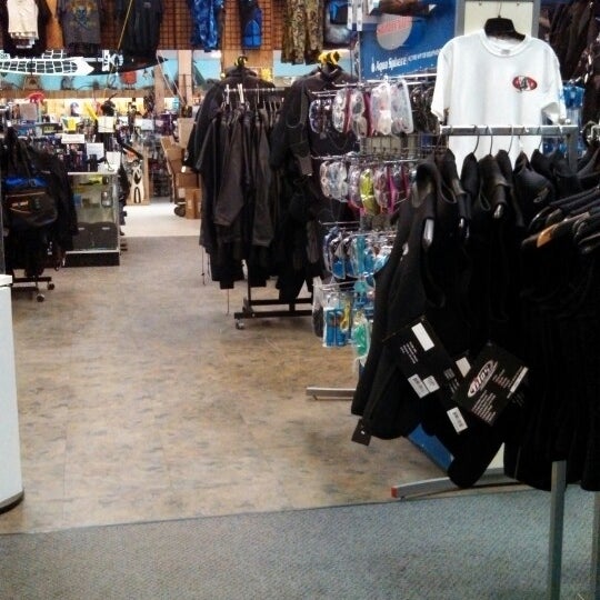 Foto tirada no(a) Bill Jackson&#39;s Shop For Adventure por Andrea R. em 4/17/2013
