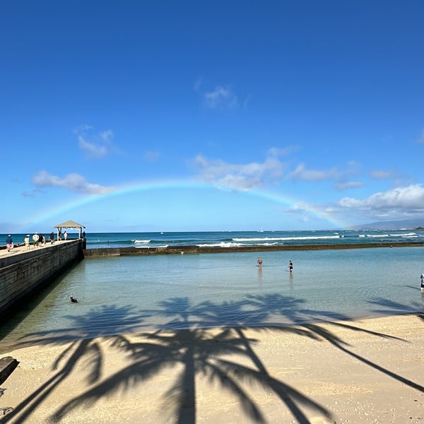 Foto scattata a Waikiki Beach Walls da 𝐇𝐚𝐥𝐢𝐥 𝐈̇𝐛𝐫𝐚𝐡𝐢𝐦 il 5/6/2024