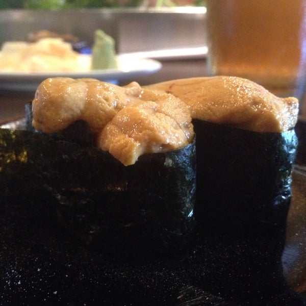 รูปภาพถ่ายที่ Oops! Sushi &amp; Sake Bar โดย Josh M. เมื่อ 6/28/2013