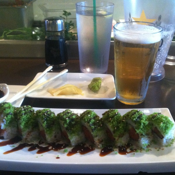 รูปภาพถ่ายที่ Oops! Sushi &amp; Sake Bar โดย Josh M. เมื่อ 4/24/2013