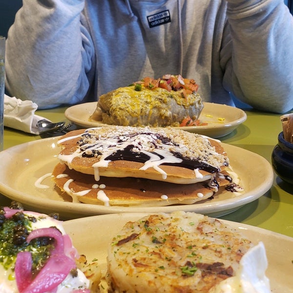 Photo taken at Snooze, an A.M. Eatery by Bee on 1/28/2020