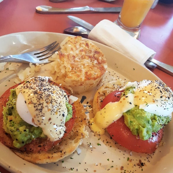 Photo taken at Snooze, an A.M. Eatery by Bee on 8/1/2018