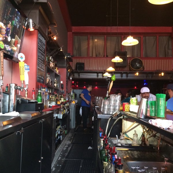 6/13/2015 tarihinde SarahJayn K.ziyaretçi tarafından Skylark Bar'de çekilen fotoğraf