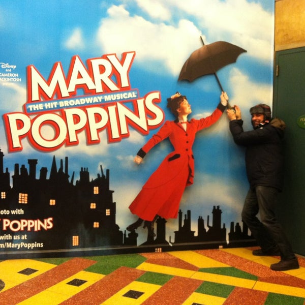 Снимок сделан в Disney&#39;s MARY POPPINS at the New Amsterdam Theatre пользователем Noelle V. 1/27/2013