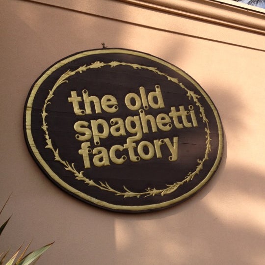 รูปภาพถ่ายที่ The Old Spaghetti Factory โดย Michelle S. เมื่อ 10/23/2012
