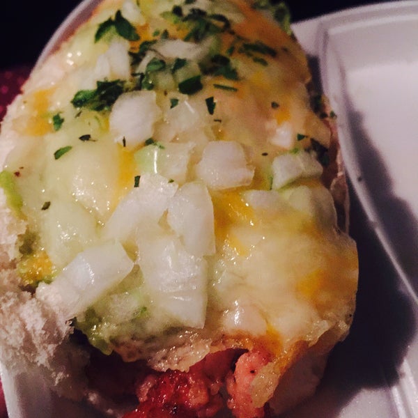 Hot dog de chorizo argentino súper delicioso con guacamole y queso... Para los amantes de las salsas picantes hay bastantes opciones!