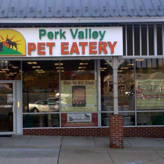Foto diambil di Perk Valley Pet Eatery oleh Sue K. pada 2/1/2013