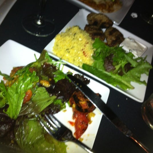 Foto tomada en Roya Mediterranean Restaurant and Tapas Bar  por Jennifer P. el 10/14/2012