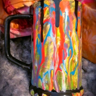 Снимок сделан в meg-art pottery painting studio &amp; espresso bar пользователем KneeKholle M. 9/18/2012