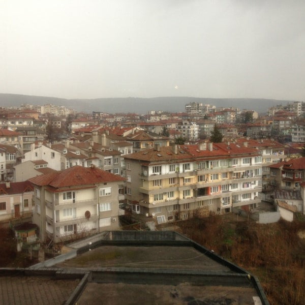 Monument to 1300 years of bulgaria, shumen шумен. Шумен хотели. Памятник создателям болгарского государства. Крепость сарапса хани. Шумен болгария горы.