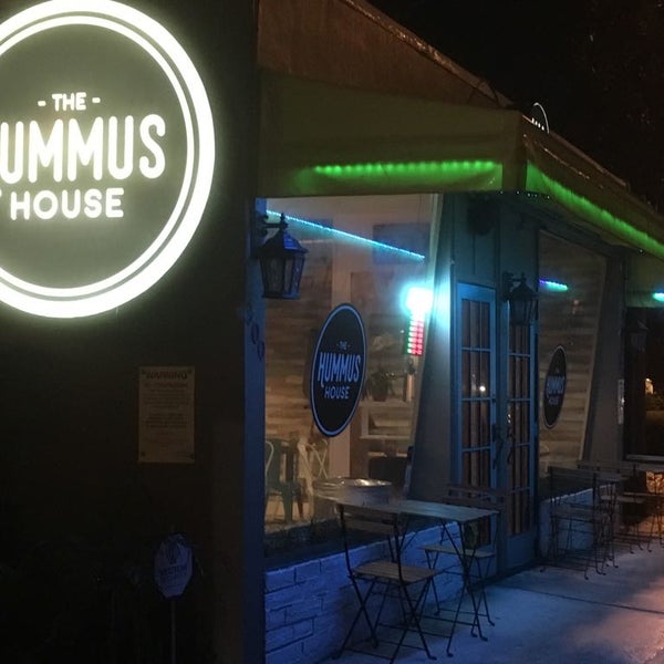 Das Foto wurde bei The Hummus House von Ella Y. am 1/22/2018 aufgenommen