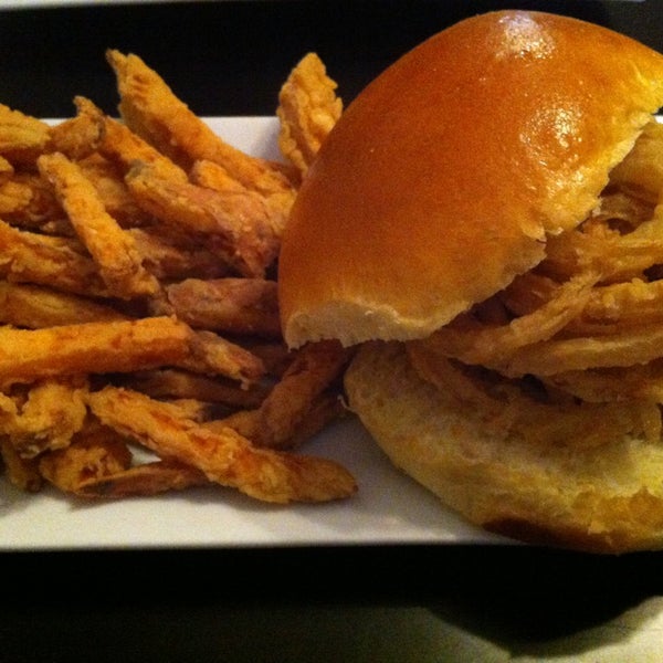 Foto tirada no(a) The Burger Bistro por Samantha F. em 12/24/2012