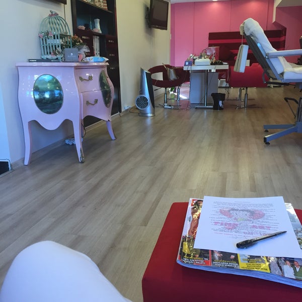 Foto tomada en Pink Art &quot;Beauty Center&quot;  por Gamze Ö. el 5/26/2015