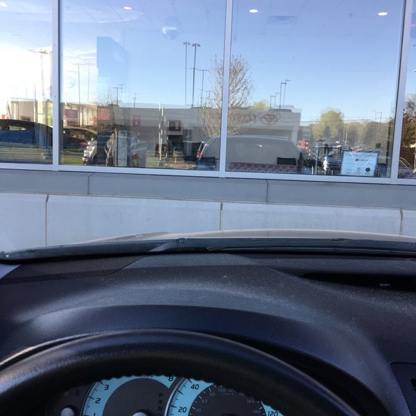 Maplewood Toyota Car Dealership in Maplewood Oakdale